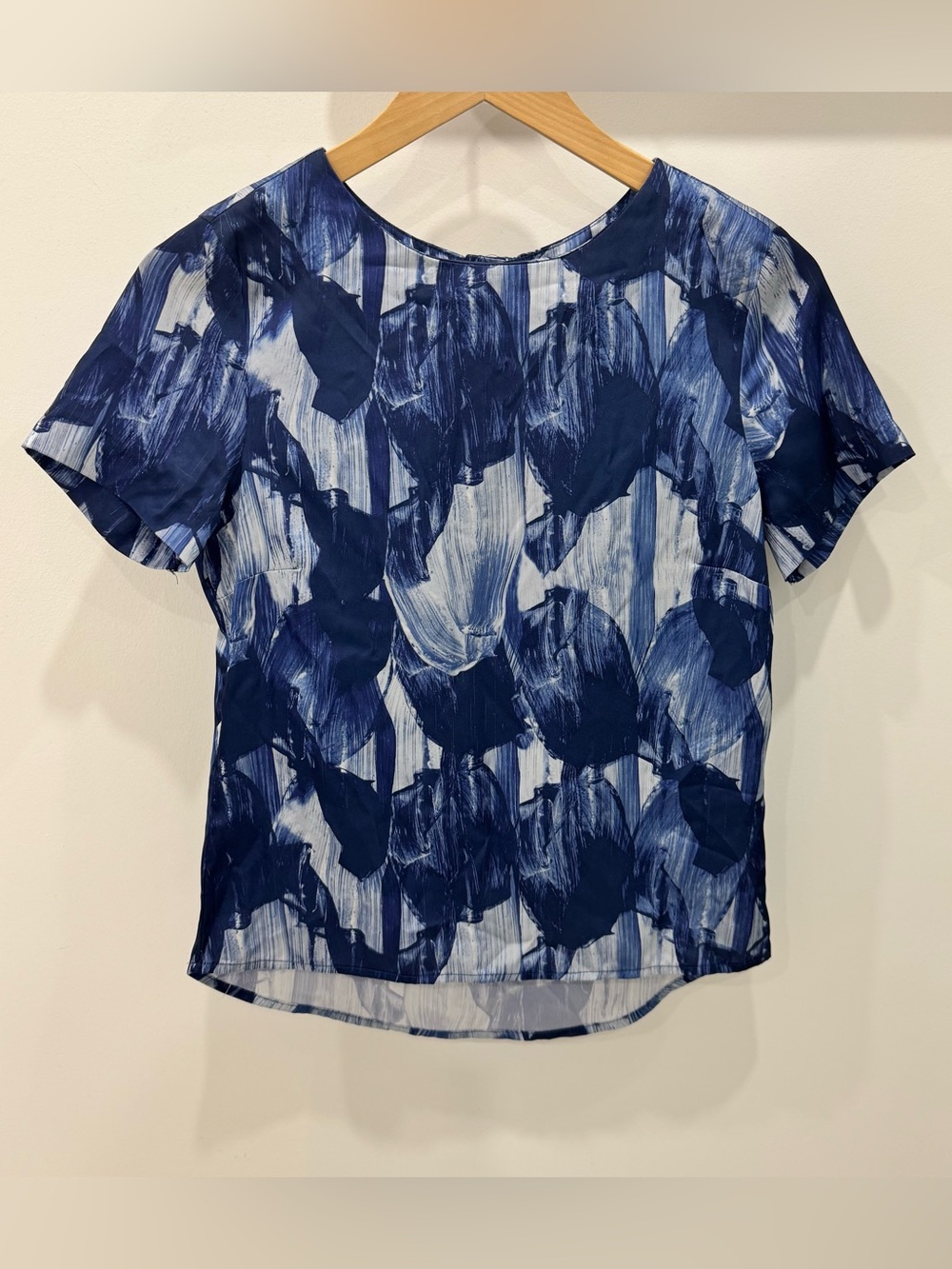 H&M Navy and White Abstract Brushstroke Short Sleeve Top